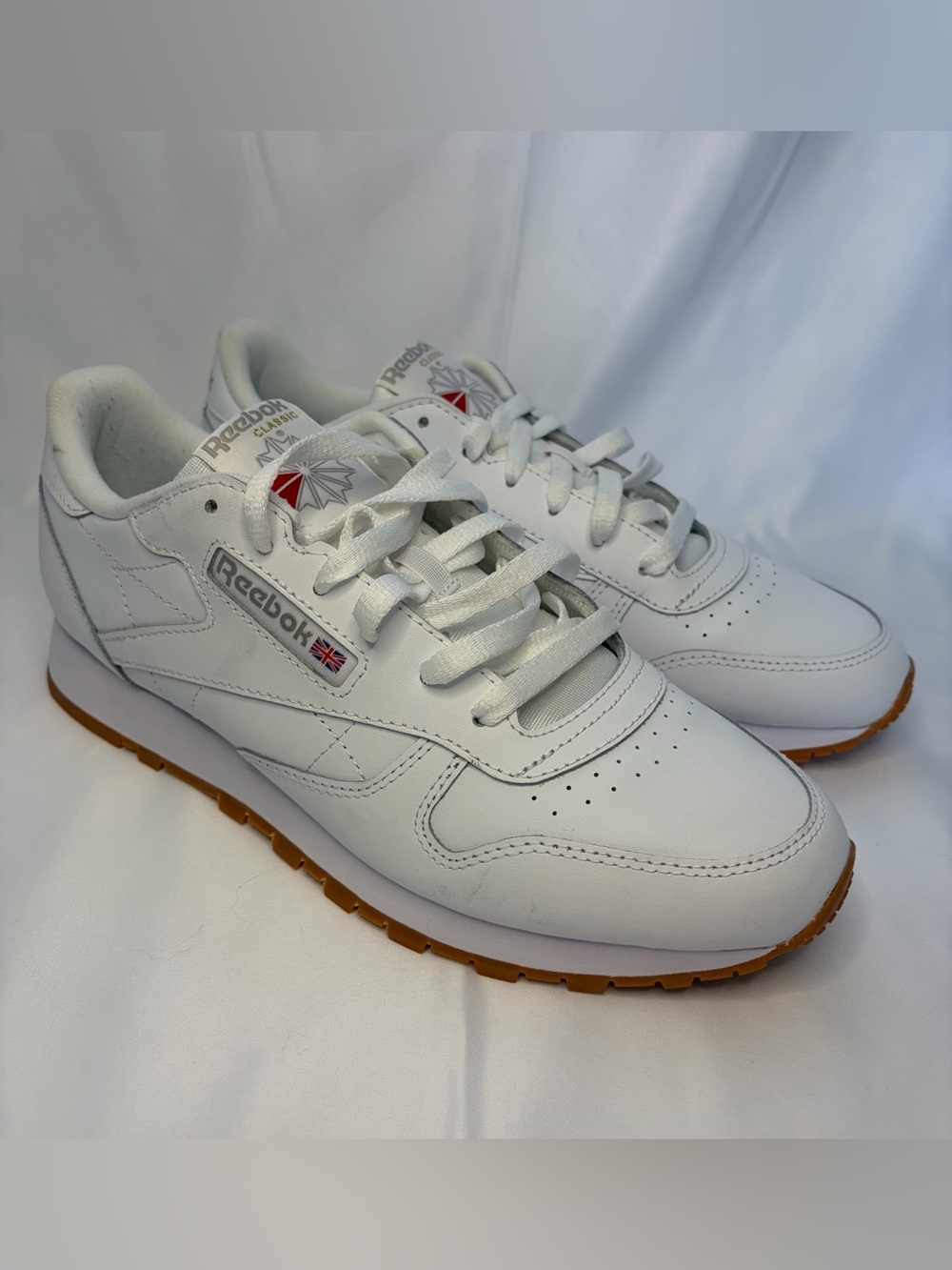 Reebok Classic White Leather Gum Sole Sneakers/Shoes Low-Top (US Women’s 11)
